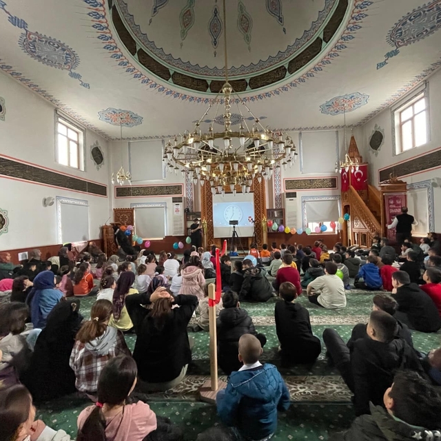 Cami çocuk buluşmasına 300 çocuk katıldı