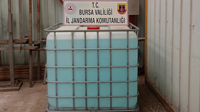 Bursa'da yer altına gizlenmiş kaçak alkol fabrikası çökertildi
2 bin 150 litre etil alkol ele geçirildi