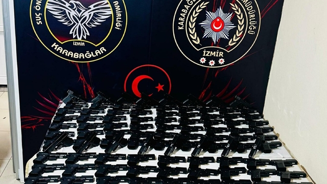 Güvercin kümesinde 124 ruhsatsız tabanca ele geçirildi; 3 gözaltı