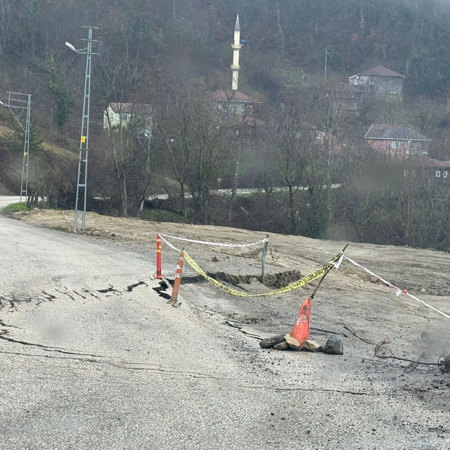 Kastamonu'da heyelan sonrası yol çöktü
