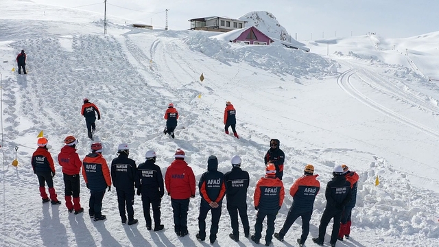 Hakkari'de AFAD ve belediye personeline çığda arama kurtarma eğitimi verildi