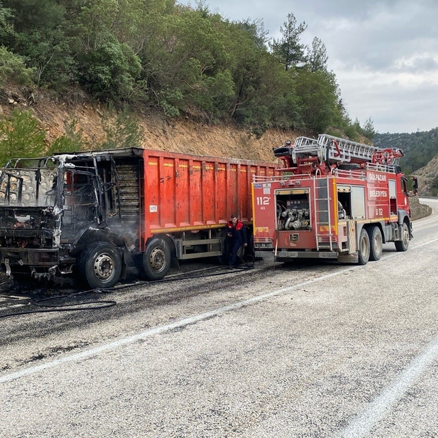 Bilecik'te seyir halindeki kamyon alev aldı