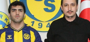 Genç milli takımın formasını defalarca terletmiş kanat oyuncusu Söğütspor'a...