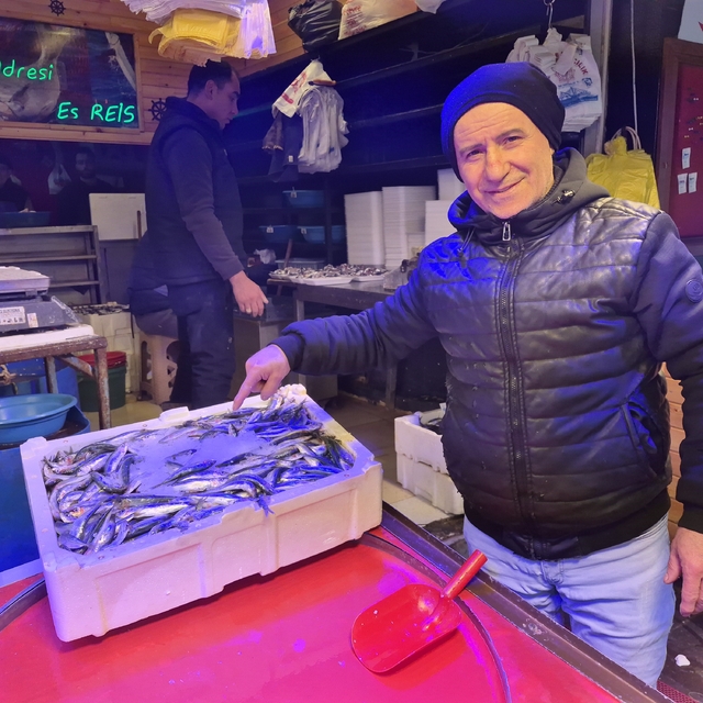 Bu sezon balık tezgahlarının gözdesi sardalya oldu
Esnaf Erkan Arslanbenzer...