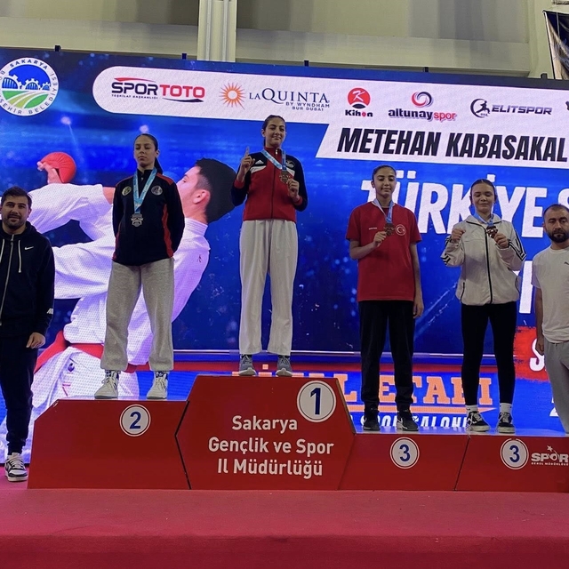 Kayserili karateciler Sakarya'dan madalyalar ile döndü