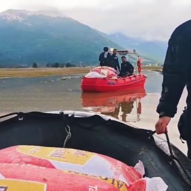 Yaylada mahsur kalan çoban ve yüzlerce hayvana botla yem ile erzak taşıdıla...