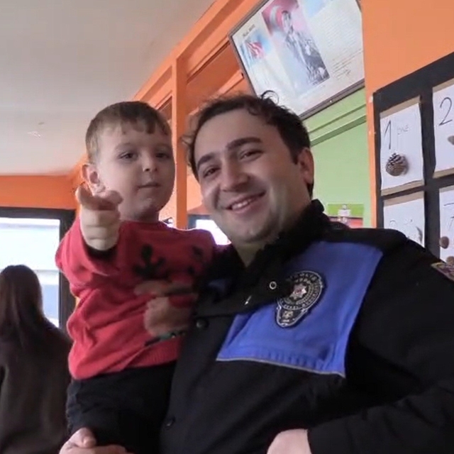 Bayrak sevgisi etkinliğinde minikler keyifli anlar yaşadı