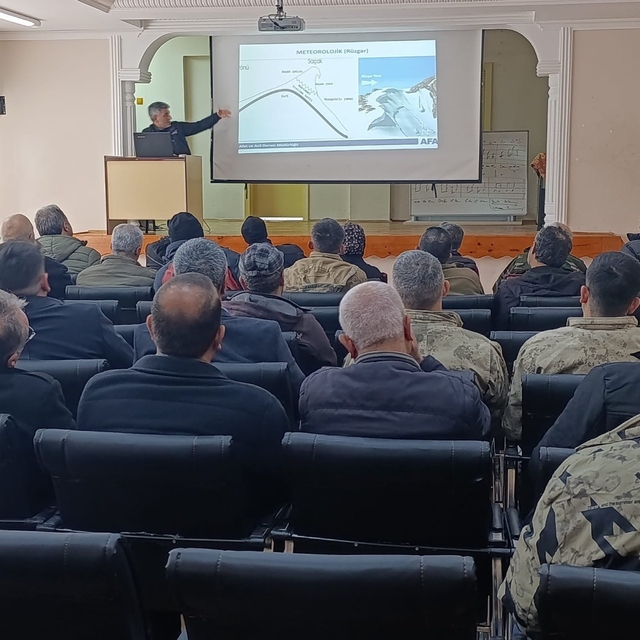 Kemaliye'de muhtarlar çığ tehlikesine karşı bilgilendirildi