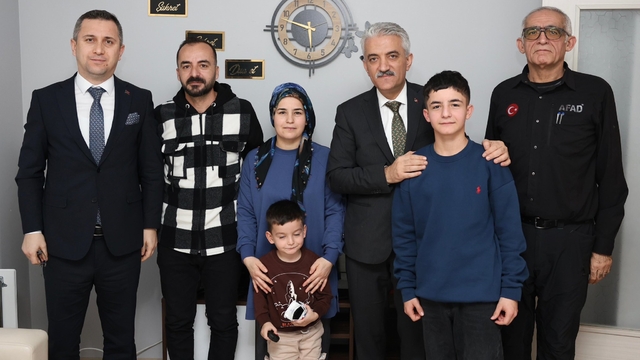 Vali Makas depremzede aile ile buluştu