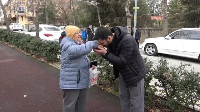 Isparta'ya gezmeye geldi bulduğu cüzdanla insanlık dersi verdi
Yaşlı kadına kaybettiği cüzdanı elini öperek teslim etti
"Cüzdanı teslim ederken çok güzel şeyler hissettim teyze aynı babaannem gibiydi"