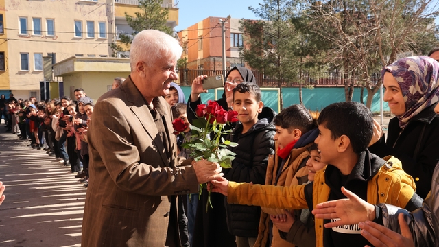 43 yılda yüzlerce öğrenci yetiştirdi, çiçek ve alkışlarla emekli oldu
Emekliliğe ayrılan 43 yıllık öğretmene duygusal veda