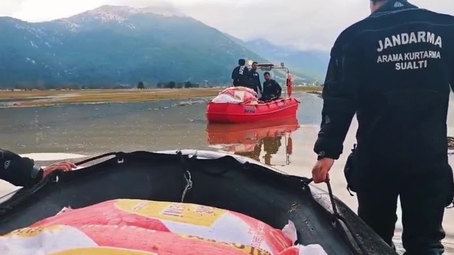 Yaylada mahsur kalan çoban ve yüzlerce hayvana botla yem ile erzak taşıdılar