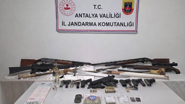 Antalya'da uyuşturucu operasyonu düzenlenen evde 8 tabanca ve 3 tüfek ele geçirildi