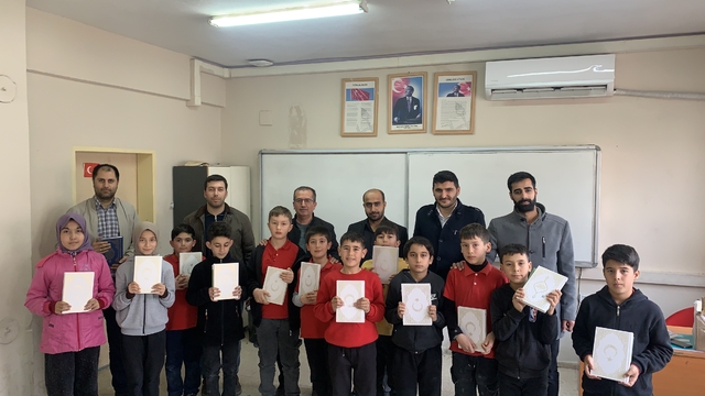 Aladağ'da öğrencilere Kur'an-ı Kerim hediye edildi