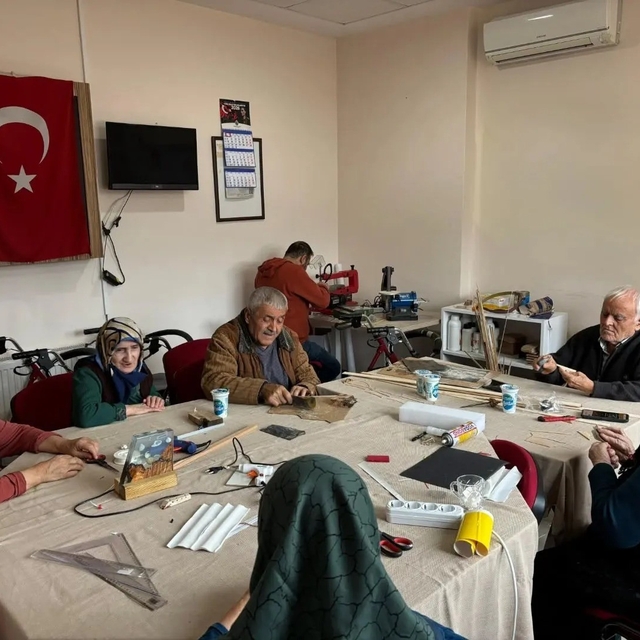 Sinop'ta huzurevi sakinleri, ceviz kabuğu ile minyatür eşyalar üretiyor