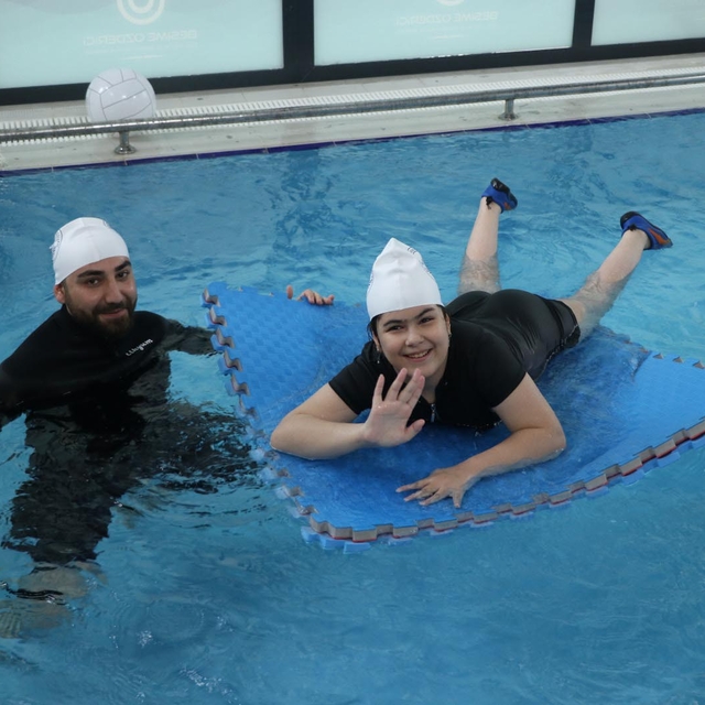 Hidrosefali hastası Zeynep, hidroterapi ile güç depoluyor