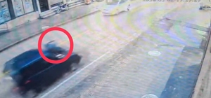 Yolun karşısına geçerken otomobilin çarptığı yaya öldü, kaza kamerada