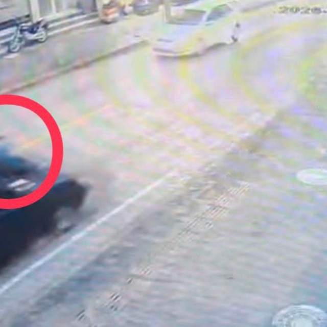 Yolun karşısına geçerken otomobilin çarptığı yaya öldü, kaza kamerada