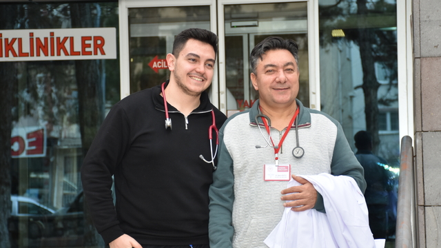 Aynı okuldan mezun olan baba-oğul, Afyonkarahisar'da aynı ilçede doktor olarak görev yapıyor