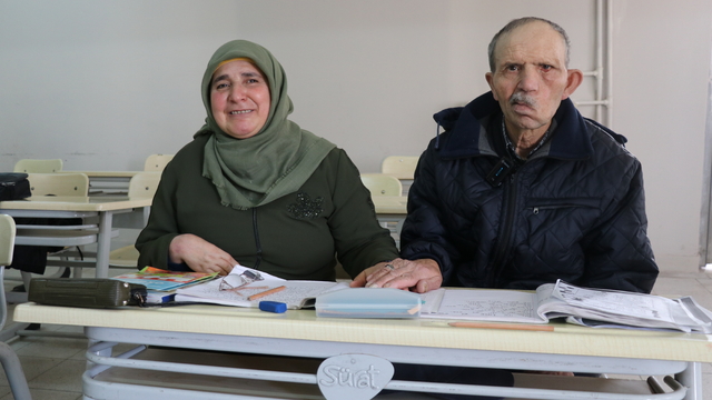 Amasya'da 30 yıllık evli çift birlikte okuma yazma öğreniyor