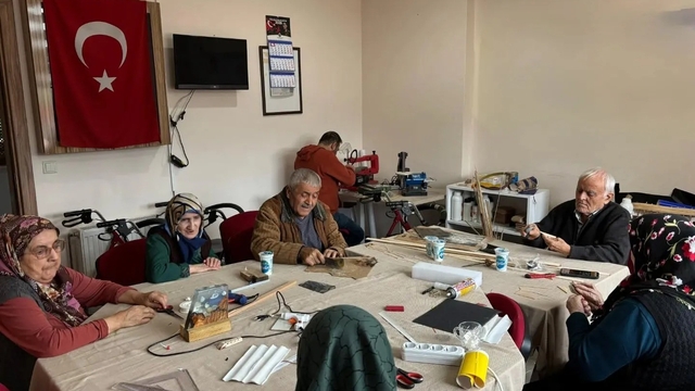 Sinop'ta huzurevi sakinleri, ceviz kabuğu ile minyatür eşyalar üretiyor