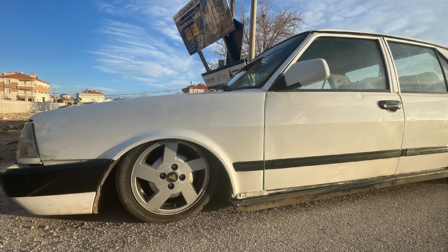 Trafikten men edilen yere yakın Tofaş güçlükle çekiye yüklendi
Havalı süspansiyon kompresörü bozulunca yere yapışan ve egzozu yere sürten Tofaş polisi şaşkına çevirdi