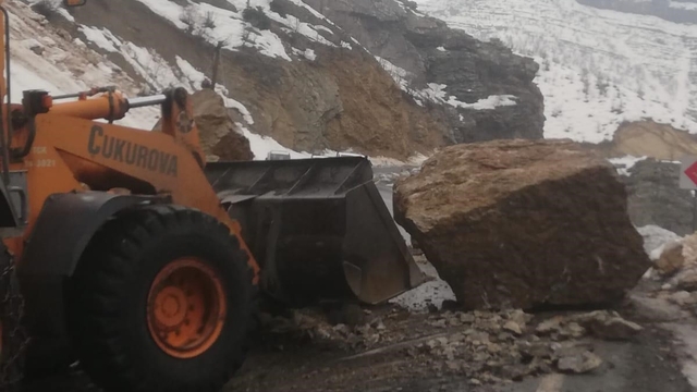 Şırnak'ta dev kaya parçaları yola düştü