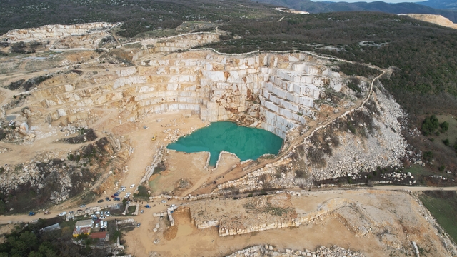 Bir köyü ayaklandıran karar: Kaynak suyu için eylem yaptılar
Yangınlarda arazözlerin su aldığı kaynak suyu kapatılıyor
Mermer ocağından çıkan su köyün umudu oldu, şimdi kapatılmak isteniyor