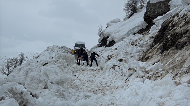 Hakkâri'de çığ düştü: Öğrenci servisi yolda kaldı