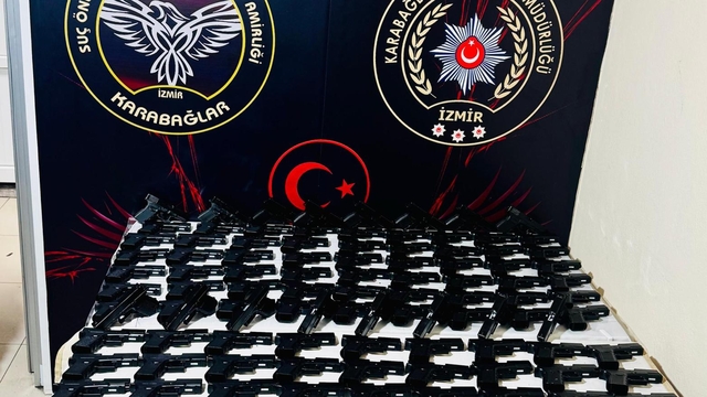 İzmir'de kümeste 124 ruhsatsız tabanca ele geçirildi