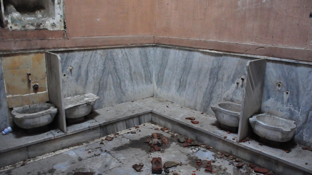 Manisa'da 6 asırlık hamamın tavanında çökme, duvarlarında yıkılma