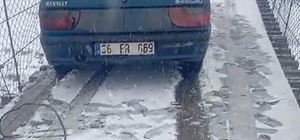 Kayan otomobil asma köprünün ortasında kaldı, traktörle kurtarıldı