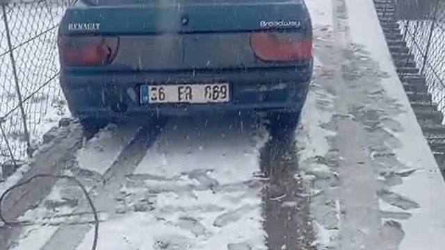 Kayan otomobil asma köprünün ortasında kaldı, traktörle kurtarıldı