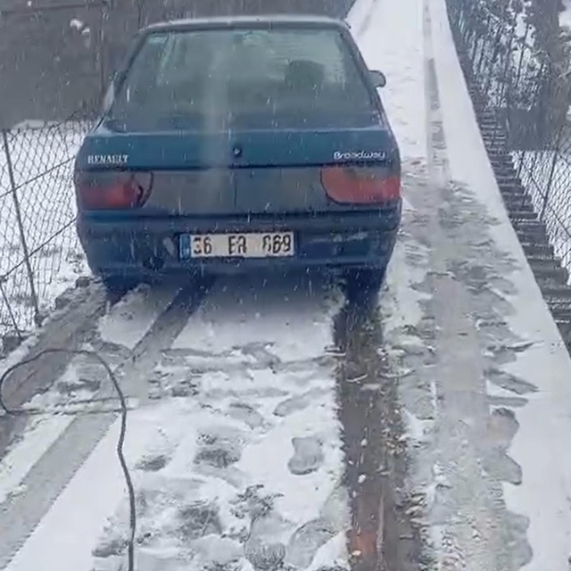 Kayan otomobil asma köprünün ortasında kaldı, traktörle kurtarıldı
