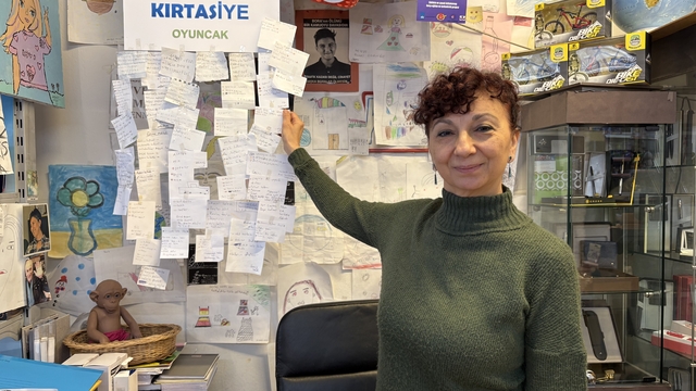 İzmir'de defter ve kalemler 'askıda kırtasiye' ile sahiplerini buluyor
Kırtasiye malzemesi almanın tek şartı resim çizmek