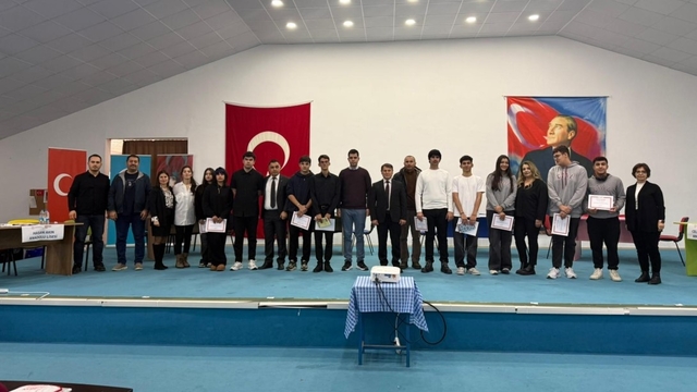 Burhaniye'de Korkma Gençliğin Ruhu Burada konulu bilgi yarışması yapıldı