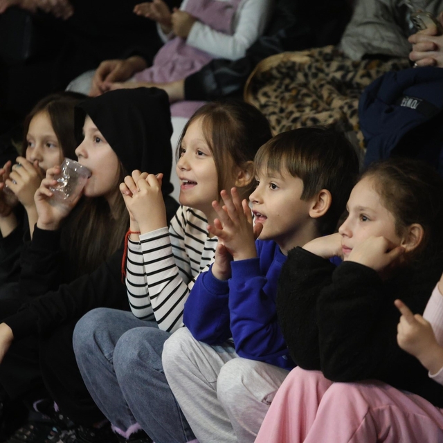 Kahkaha dolu oyun Erenler'de sahnelendi, vatandaşlardan tam not aldı