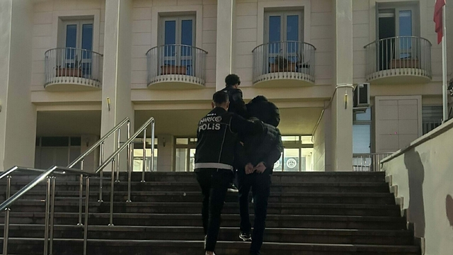 Yolcu otobüsünde 8 kilogram skunk ele geçirildi; 2 tutuklama