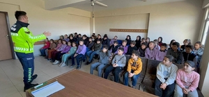 Jandarmadan öğrenci ve vatandaşlara trafik eğitimi