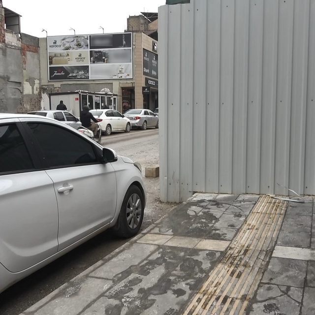 Kaldırım işgalleri vatandaşlara pes dedirtiyor