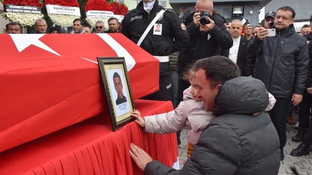 Son veda yürek yaktı: Küçük kız babasını tebessümle uğurladı
Polis memuruna gözyaşlarıyla veda: Tabuta sarılıp feryat ettiler