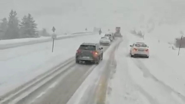 Antalya'nın bin 825 rakımlı Alacabel mevkiinde kar yağışı başladı