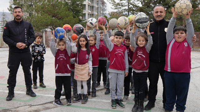 İtfaiyeden çocukları sevindiren müdahale