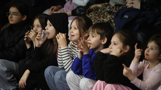 Kahkaha dolu oyun Erenler'de sahnelendi, vatandaşlardan tam not aldı