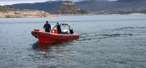 Dalgıç polisler Keban Baraj sahasında yaşlı adamı arıyor