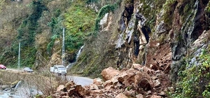 Giresun İl Özel İdaresi heyelanlı yolu ulaşıma açtı