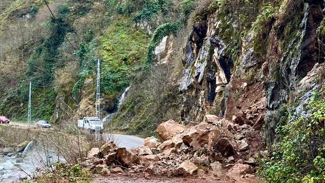 Giresun İl Özel İdaresi heyelanlı yolu ulaşıma açtı