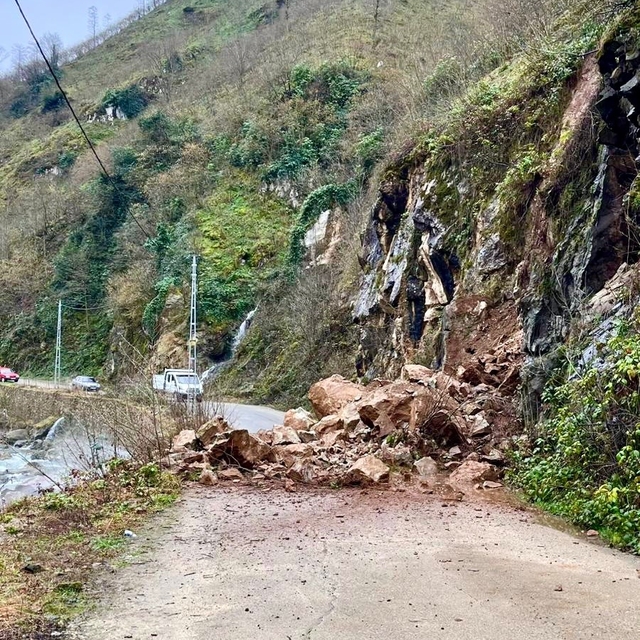 Giresun İl Özel İdaresi heyelanlı yolu ulaşıma açtı