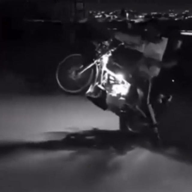 Motosikleti ile akrobatik hareketler yapan ehliyetsiz sürücüye 77 bin TL ce...