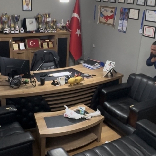 Boğazına lokma kaçan sağlık çalışanı kendi uyguladığı Heimlich manevrasıyla...